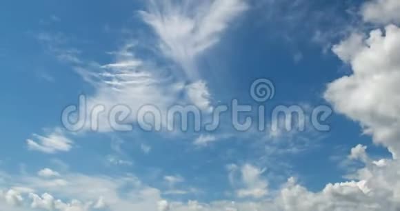 时间流逝的云滚滚的蓬松的云在移动白光云的时间流逝4k白云时间推移视频的预览图