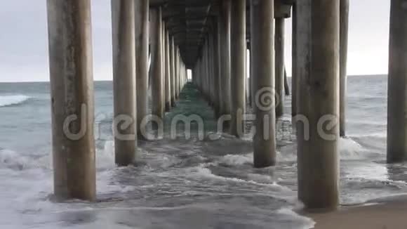 亨廷顿海滩码头下面有波浪视频的预览图