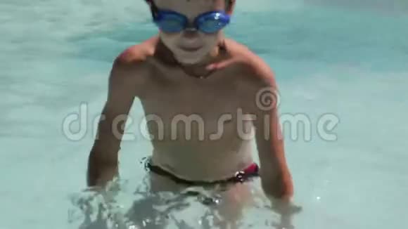 在水上乐园游泳的男孩视频的预览图