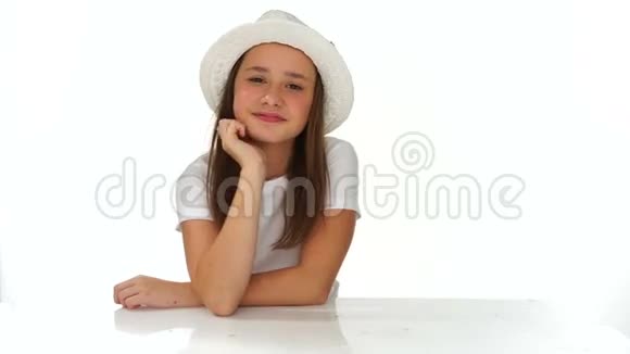 戴着可爱帽子的体贴少女视频的预览图