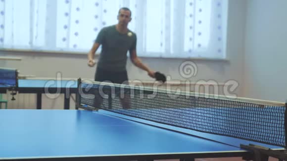 乒乓球正手概念模糊焦点男子乒乓球运动训练视频的预览图