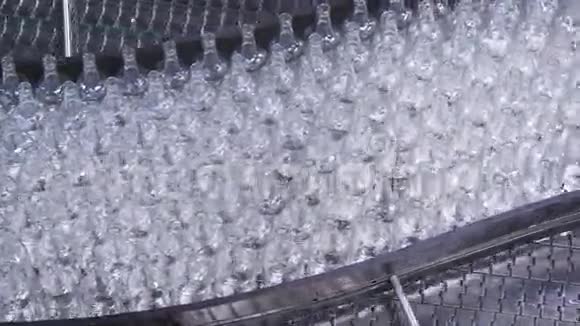工厂传送带上的瓶子工厂的瓶子制造技术视频的预览图