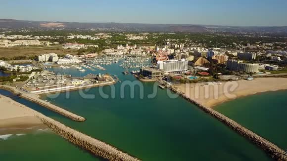 美丽的维拉莫拉有码头和沙滩宽葡萄牙夸特拉视频的预览图