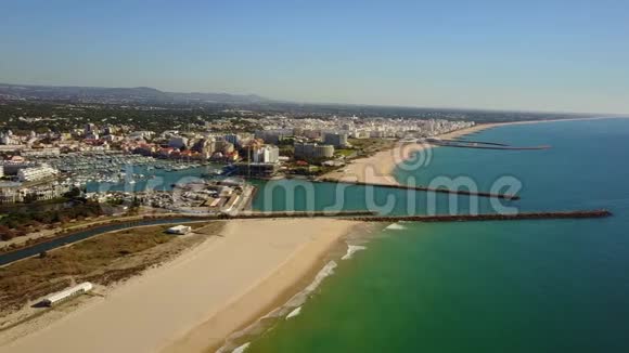 美丽的维拉莫拉有码头和沙滩宽葡萄牙夸特拉视频的预览图