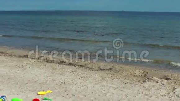 海滩上的小男孩视频的预览图