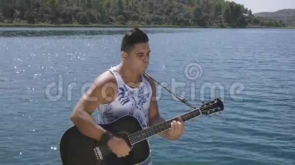 男人用吉他唱一首歌视频的预览图