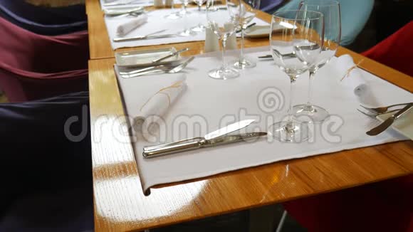 餐厅桌子上的蜡烛在咖啡馆里摆桌子视频的预览图