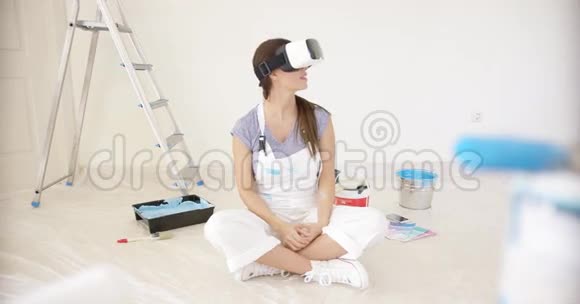 戴着VR耳机微笑的年轻女子视频的预览图