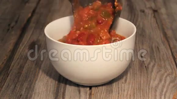 在碗里吃辣椒油视频的预览图