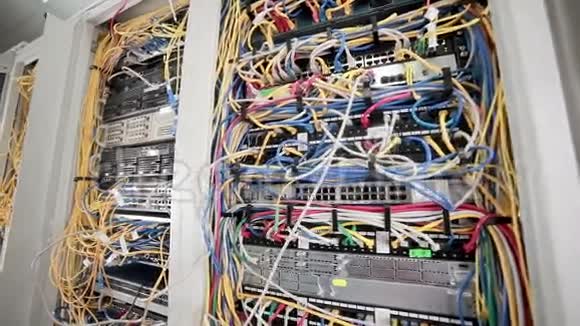 工作数据服务器背面有许多电线电缆视频的预览图