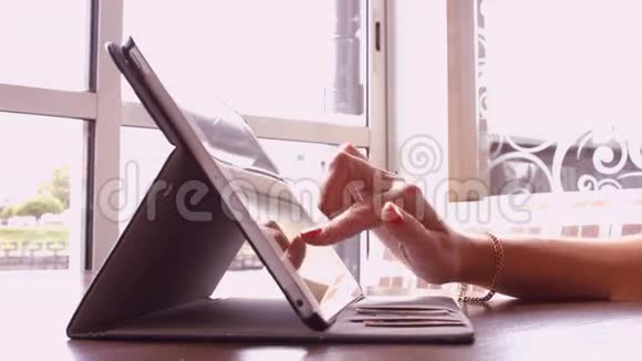 女人在咖啡馆的平板电脑上写了一条信息视频的预览图