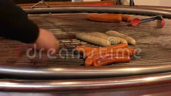 在大烤架上烧烤香肠视频的预览图