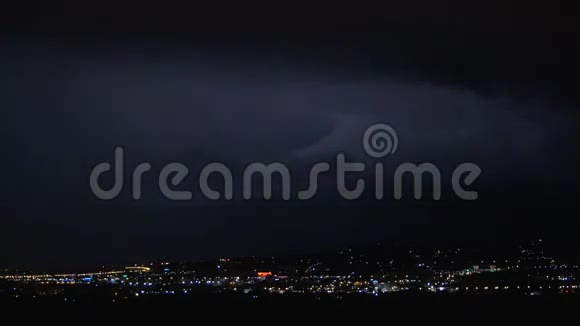 夜晚的雷雨照亮了城市视频的预览图