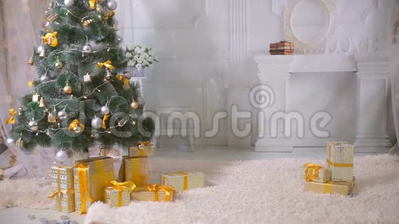 新年圣诞节礼物客厅里的壁炉没有人没有人新年背景视频的预览图