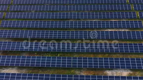 太阳能电池板场的空中景观视频的预览图