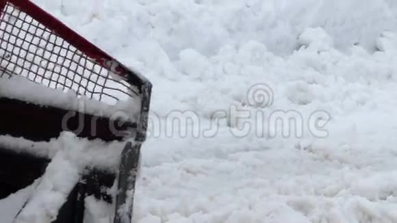 红毛虫拖拉机把雪从路上移走视频的预览图