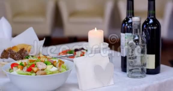 精致的宴会多道美味的菜肴视频的预览图