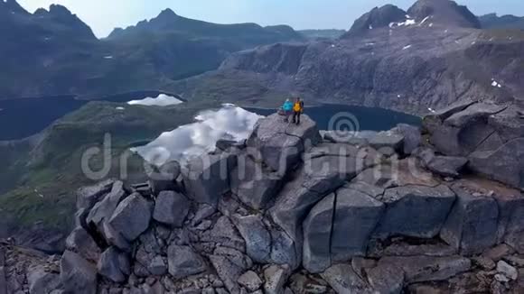 山顶游客的鸟瞰图视频的预览图