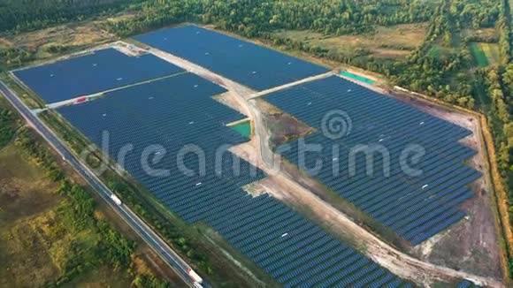 太阳能电池板场的空中景观视频的预览图