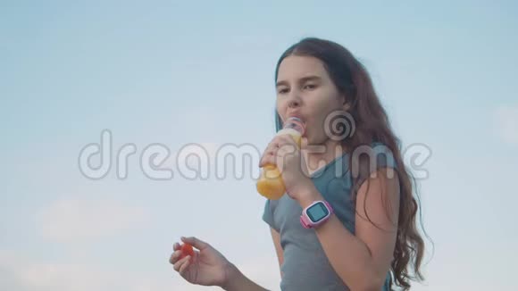 小女孩喝塑料瓶慢动作视频青少年女孩喝果汁和水运动聪明视频的预览图