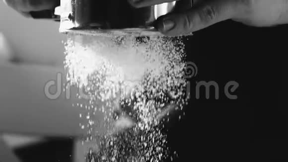 女人在碗里筛面粉视频的预览图