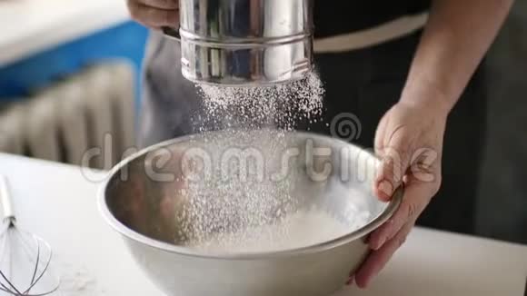女人在碗里筛面粉视频的预览图