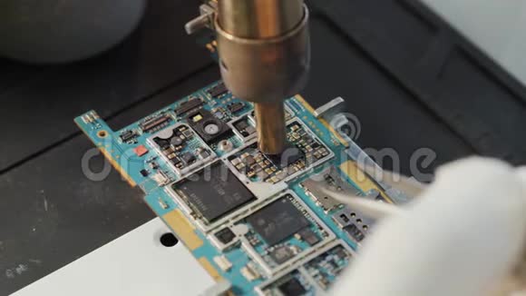 焊接站上的BGA芯片焊接芯片热电偶的温度去除特写视频的预览图