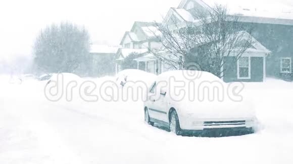 暴风雪中的房屋和汽车视频的预览图