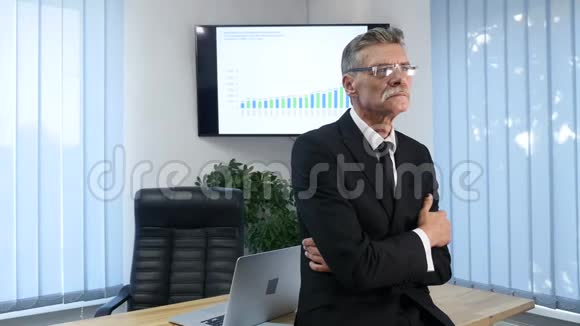 在桌面前办公室工作的商人视频的预览图