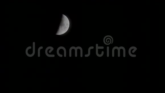 当一个大月亮在黑色的夜空中升起时它的时间流逝视频的预览图