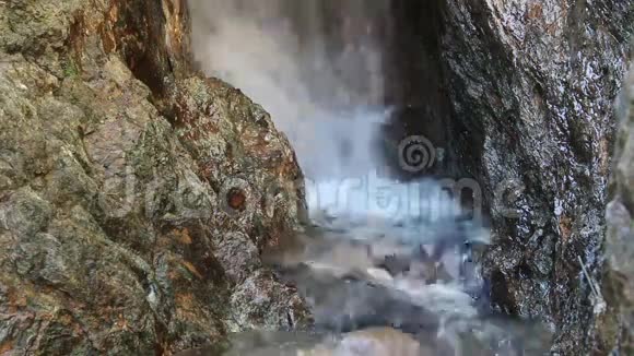 加州科尔法克斯岩石中的小溪流瀑布视频的预览图