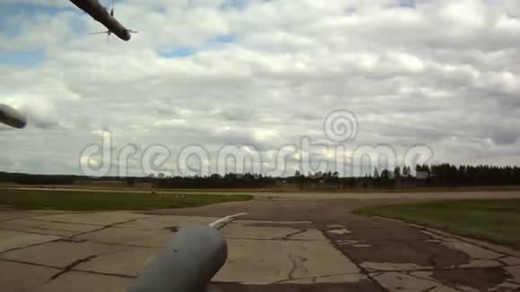 军用直升机起飞视频的预览图