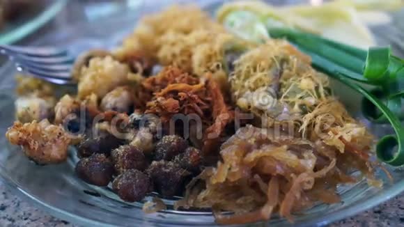 视频泰国传统夏季凉菜茉莉花米饭在冰水中配了很多配菜视频的预览图
