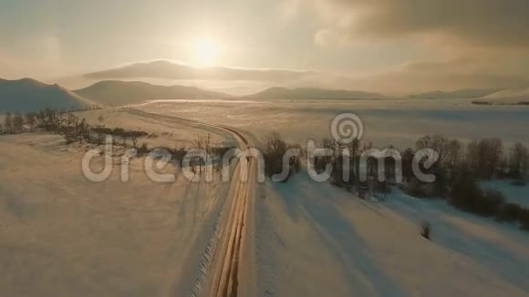 黄昏时分几辆汽车在结冰的路面上行驶视频的预览图