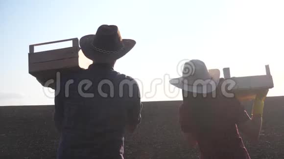 团队合作红脖子农户生态养殖农业一概念是工作收获生态农业慢动作视频一支队伍视频的预览图
