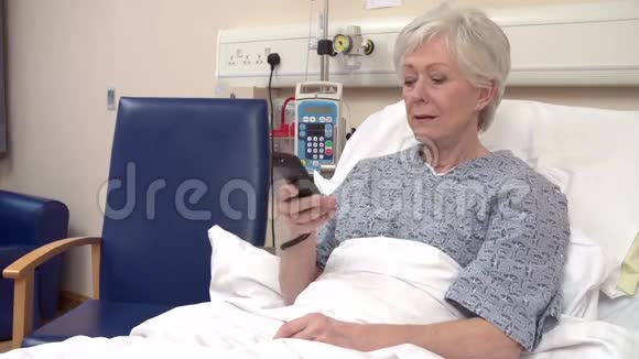 老年女性病人在病床上看电视视频的预览图