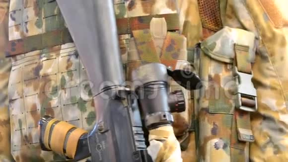各种防弹衣和防护头盔视频的预览图