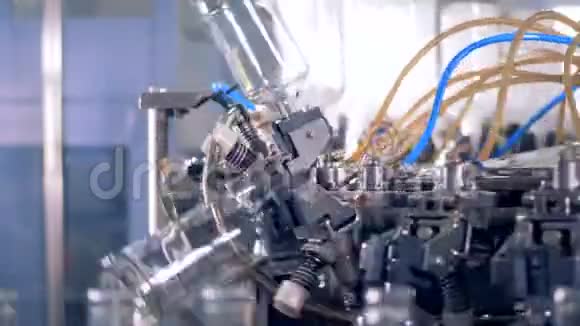 工厂洗瓶的过程自动化工业设备视频的预览图