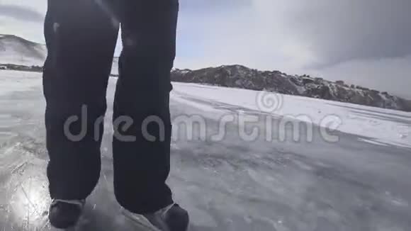 贝加尔湖冰面上的游客和旅行者视频的预览图