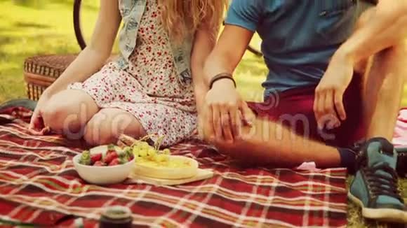 高质量的4k格式可爱的情侣野餐视频的预览图