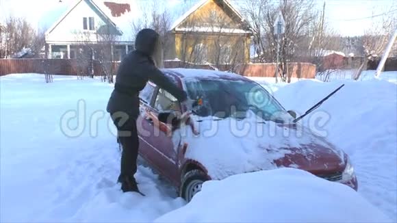 年轻女子从车里擦雪视频的预览图
