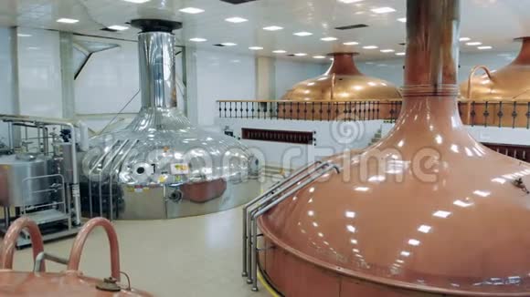 啤酒生产在一个现代化的设施与金属容器视频的预览图