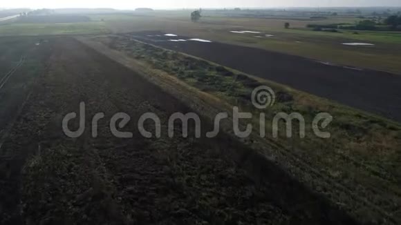 高速公路上汽车的鸟瞰图视频的预览图