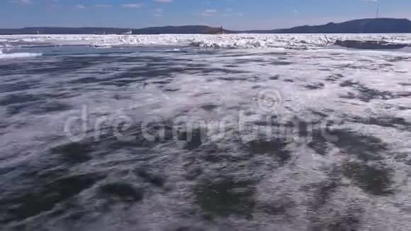 河面和冰裂的空中景色视频的预览图