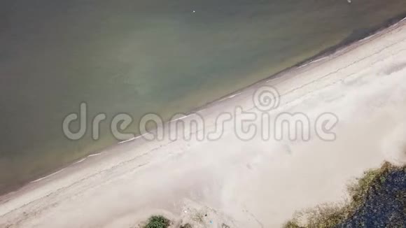 从沙滩上的无人机和芬兰湾海岸的视野在圣彼得堡的地平线上视频的预览图
