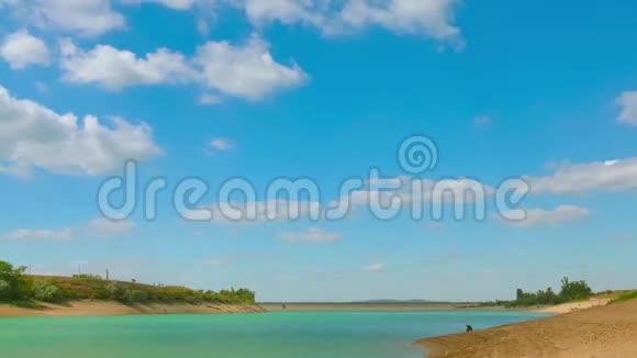 美丽的蓝色湖泊视频的预览图