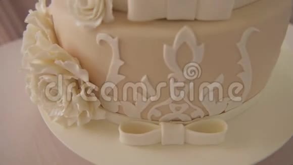 多层婚礼蛋糕装饰蛋糕视频的预览图