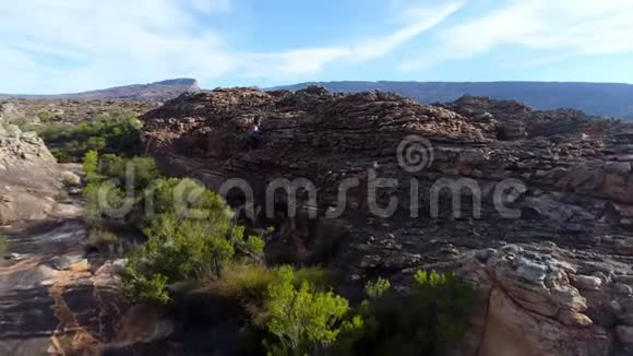 男子攀岩者在4k的岩石山上行走视频的预览图