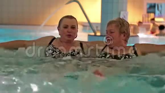 两个女人在按摩浴缸里的水上乐园视频的预览图