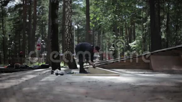 在溜冰场用木头打磨一件东西视频的预览图